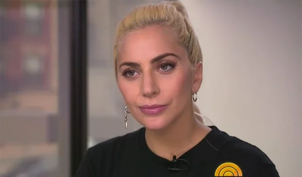 Η Lady Gaga αποκάλυψε ότι πάσχει από Σύνδρομο Μετατραυματικού Στρες μετά το βιασμό στα 19 της
