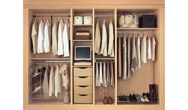 Έτσι θα οργανώσεις την ντουλάπα με τα ρούχα σαν στυλίστρια