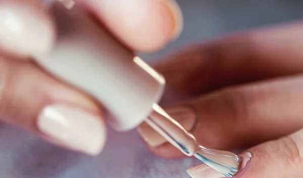 Πώς θα στεγνώσουν γρήγορα τα νύχια μου;