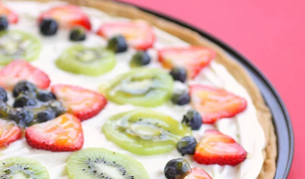 Πώς θα φτιάξεις παιδική πίτσα χωρίς ψήσιμο με ταχίνι και φρούτα!