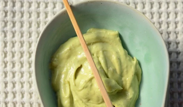 Αβοκάντο: Mην το φας, κάνε το ντεμακιγιάζ ματιών