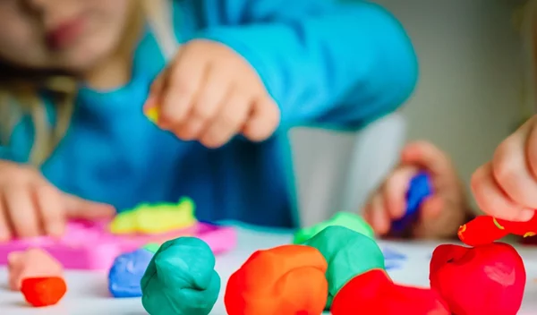 Πώς θα φτιάξω σπιτική πλαστελίνη για τα παιδιά (μη τοξική και έτοιμη σε 10 λεπτά)