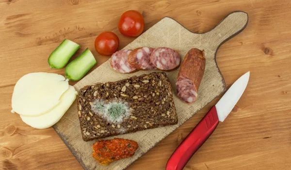 Μάθε τι θα συμβεί αν φας μουχλιασμένο φαγητό