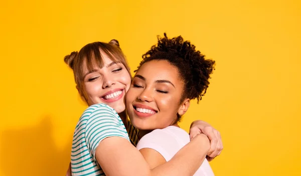 Προστασία από ιώσεις: Μια αγκαλιά την ημέρα, τις ιώσεις κάνει πέρα (αποδεδειγμένα!)