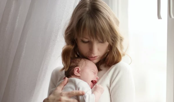 Νέα μαμά: "Ποτέ δεν θα μπορέσω να ζήσω ξανά όπως παλιά!" Τι συμβουλεύει η ψυχολόγος;