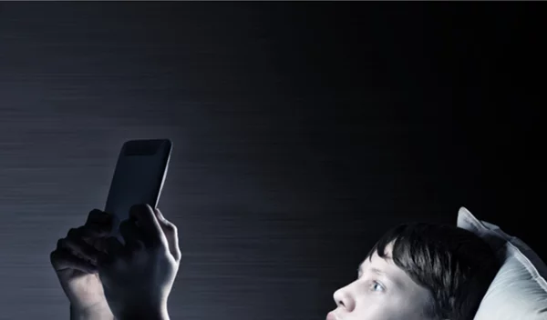 Έφηβοι και οθόνες: Να ανησυχείς μόνο αν «κολλάει» σε βιντεοπαιχνίδια και κινητά λένε οι ειδικοί