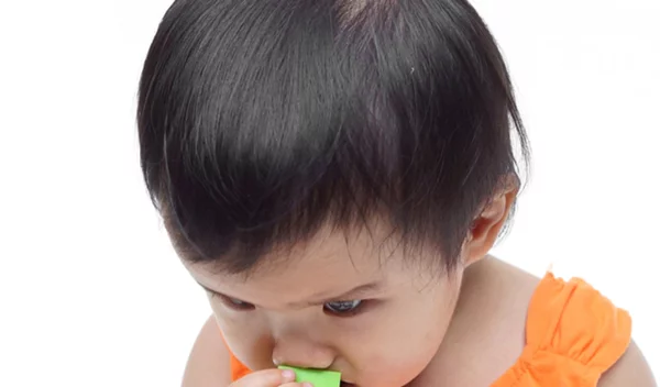 Τι να κάνεις αν πνίγεται το μωρό ή το παιδί: Οι κινήσεις για πρώτες βοήθειες στην πνιγμονή παιδιών