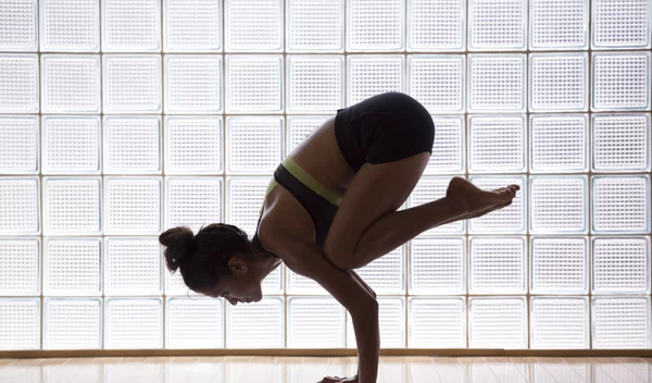 Η άσκηση yoga που δυναμώνει ολόκληρο το σώμα (να πώς θα την κάνουμε)