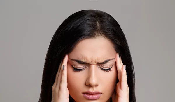 Πονοκέφαλος ή ημικρανία; Δες πώς θα αναγνωρίσεις τον πόνο σου