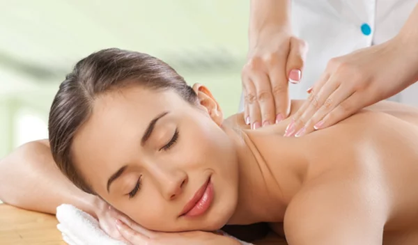 Πονάς στην πλάτη; Να πας σε φυσικοθεραπευτή, ορθοπαιδικό ή χειροπράκτη;