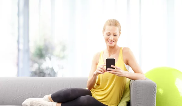 Ασκήσεις στον καναπέ: Το βίντεο με ασκήσεις για hot γλουτούς