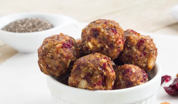 Μπάλες ενέργειας με αμύγδαλα και αποξηραμένα βερίκοκα ΧΩΡΙΣ ψήσιμο