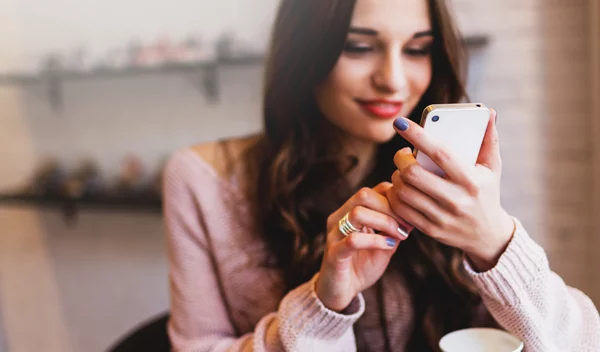 Τι να κάνω αν δε με παίρνει τηλέφωνο; Ο διάσημος καθηγητής Πολιτικών Επιστημών έχει διπλωματική λύση!