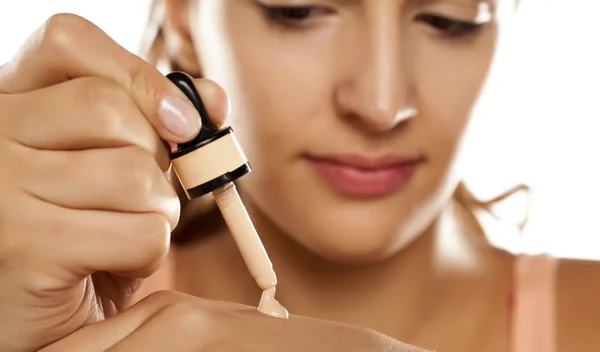 Τι βάση μέικ απ να διαλέξεις; Υγρό μέικ απ, κρεμώδες ή σε σκόνη;