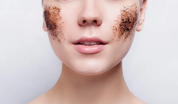 Μάσκες για απολέπιση προσώπου με βρόμη ή λεμόνι: Φτιάξ'τες εύκολα στο σπίτι!