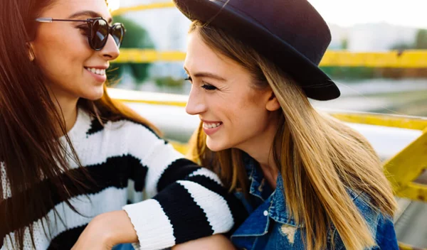 Η κολλητή μου χώρισε! (πώς να την παρηγορήσεις και πότε να της γνωρίσεις κάποιον)