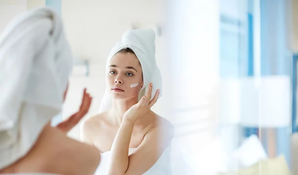 Πώς να βάζω κρέμα προσώπου: To #1 λάθος που κάνεις με την ενυδατική σου!