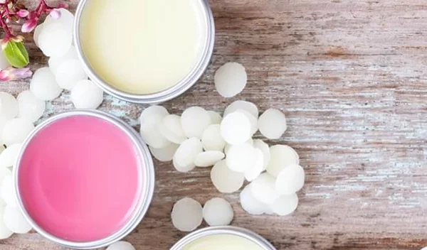 Πώς θα φτιάξω lip balm; Η συνταγή για σπιτικό lip balm με 2 υλικά από το Pinterest