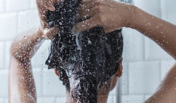 Δύο βασικά λάθη που κάνεις με το λούσιμο των μαλλιών