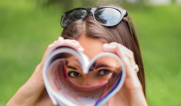 Έχουν οι γυναίκες που περνούν πολύ χρόνο μαζί συγχρονισμένη περίοδο; Μύθος ή αλήθεια;