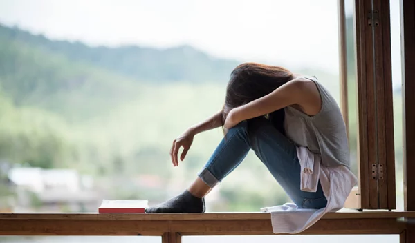 Νιώθω μοναξιά: Tι να κάνεις για να νιώσεις καλύτερα (και οι top τροφές για καλή διάθεση)