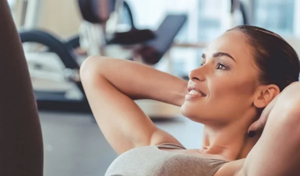 Κοιλιακοί με πόδια πεταλούδα κι άλλες ασκήσεις για επίπεδο στομάχι τώρα από την trainer της Madonna