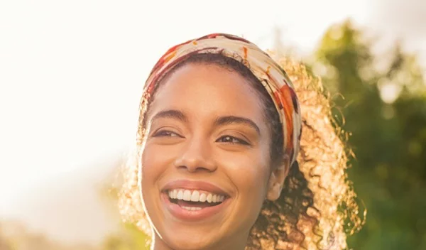 5 φανταστικά χτενίσματα για σγουρά μαλλιά (οδηγός βήμα-βήμα)