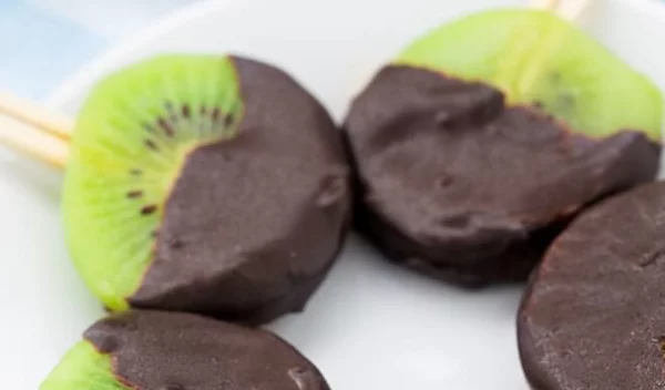 Σνακ για ενέργεια: Ακτινίδιο με σοκολάτα και καρύδα