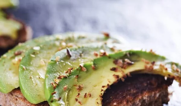 Πώς θα φτιάξεις ψωμί από κινόα (και ένα τέλειο spread με αβοκάντο!)