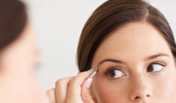 Η beauty editor αποκαλύπτει τις συμβουλές της για όμορφα φρύδια