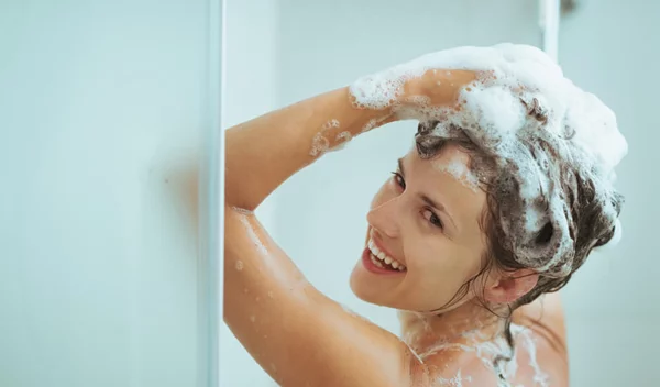 O πιο πρωτότυπος και γρήγορος τρόπος να λούσεις τα μαλλιά σου (ειδικά αν είσαι τεμπέλα!)