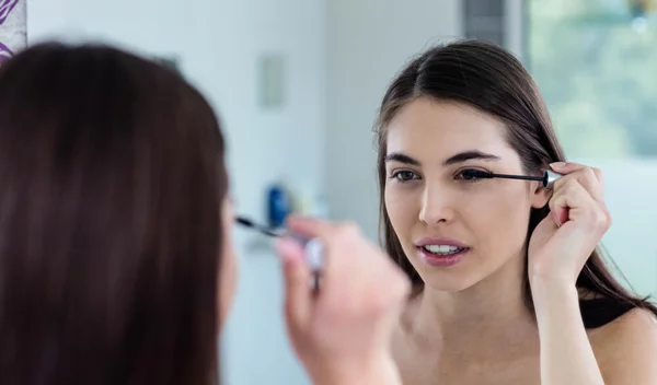 Τα 5 μυστικά των celebrity make-up artists για εύκολο μακιγιάζ (ανάμειξε το ρουζ με highlighter και όχι μόνο!)