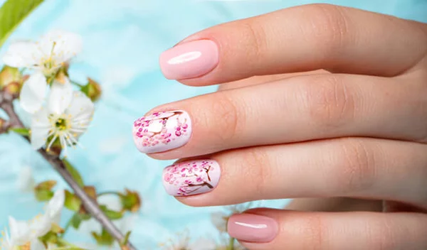 Αποξηραμένα λουλούδια για νύχια: Το πιο ρομαντικό και όμορφο μανικιούρ που θα κάνεις! (φωτό+βίντεο)