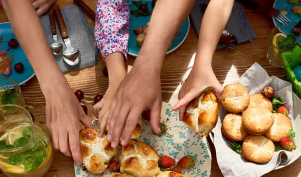 Πόσες είναι οι θερμίδες στο πασχαλινό τραπέζι την Κυριακή του Πάσχα;