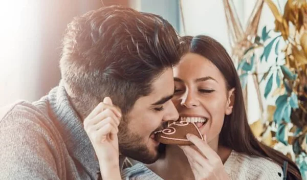 Τι τρώνε οι γυναίκες όταν βγαίνουν ραντεβού με έναν ωραίο άντρα;