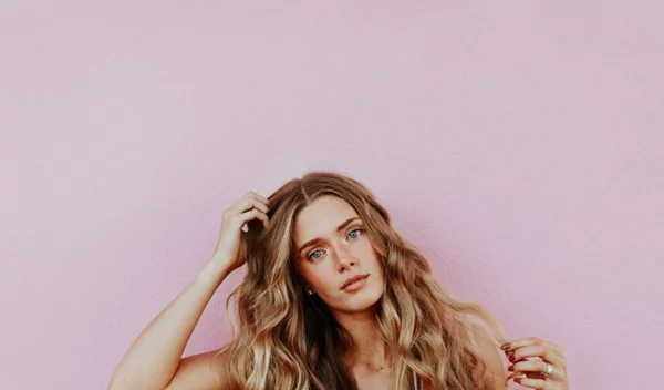 2 σπιτικές θεραπείες για απαλά μαλλιά το καλοκαίρι