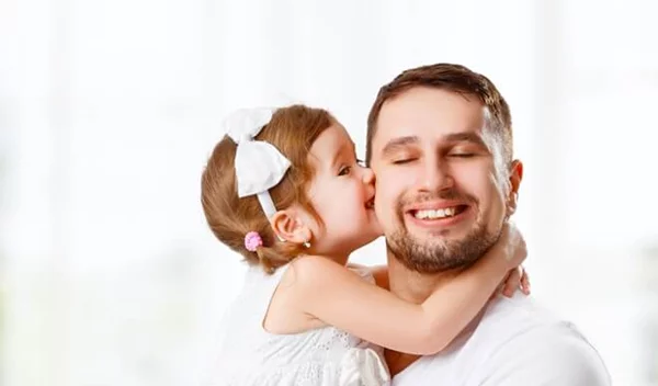 Η επιστήμη εξηγεί γιατί οι μπαμπάδες «λιώνουν» για τις κόρες τους