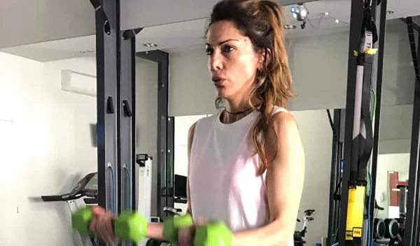 Δέσποινα Βανδή: H άσκηση που δεν παραλείπει για δυνατό κορμό