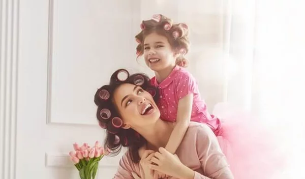 Πως θα μεγαλώσεις ευγενικά παιδιά που νοιάζονται: Τα 7 σημεία της έρευνας του Χάρβαρντ