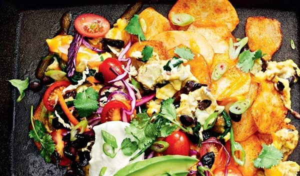 H συνταγή για το πιο σούπερ πρωινό με νάτσος, αυγά, αβοκάντο και όχι μόνο!