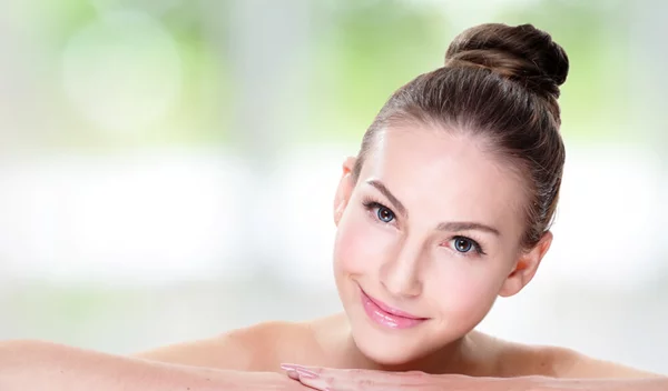 Tι προσφέρουν οι βιταμίνες στο δέρμα σου; Ποια να διαλέξεις για κάθε περίπτωση; (αντιγήρανση, ακμή κ.ά.)