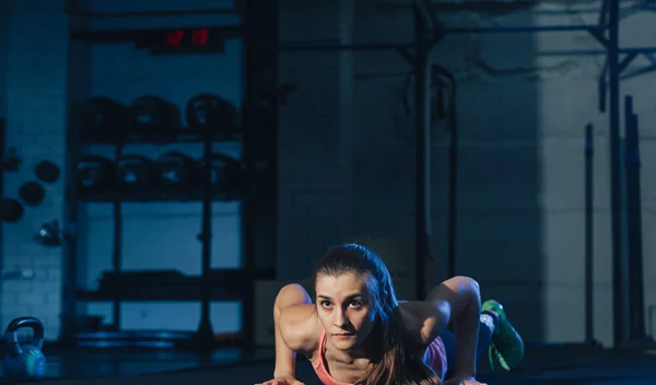 Kάνε burpee με μπουνιά και δυνάμωσε όλο το σώμα