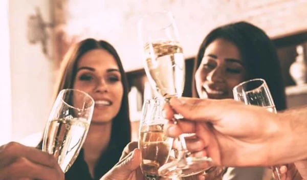 Ακόμη και η μέτρια κατανάλωση αλκοόλ μπορεί να κάνει ζημιά στον εγκέφαλο