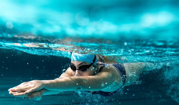 «Λιώσε» το λίπος με crosswim: To πρόγραμμα 30 λεπτών για να κάψεις 300 θερμίδες και να καις όλη μέρα!