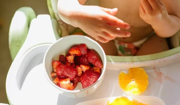 Πώς θα φάει το μωρό ή το νήπιο τα φρούτα