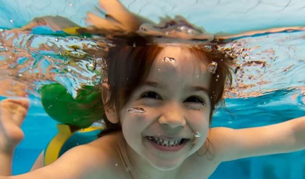 5 λόγοι που με έπεισαν να γράψω το παιδί μου στο κολυμβητήριο