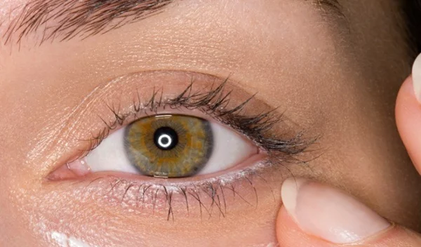 Πρησμένα μάτια; Τα μυστικά για να καμουφλάρουμε κουρασμένα μάτια και σακούλες