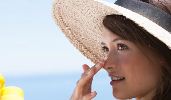 Πώς να βάλεις αντηλιακό πάνω από το make up; (γίνεται!)