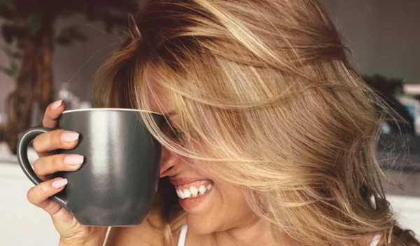 Μάθε σε 1': «Μπορώ να πίνω καφέ ενώ υποβάλλομαι σε εξωσωματική γονιμοποίηση;»