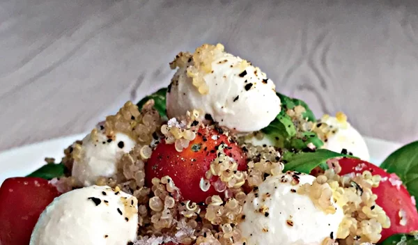 Σαλάτα με κινόα, ντοματίνια και μοτσαρέλα γεμάτη υψηλής ποιότητας πρωτεΐνη από το σεφ-διαιτολόγο